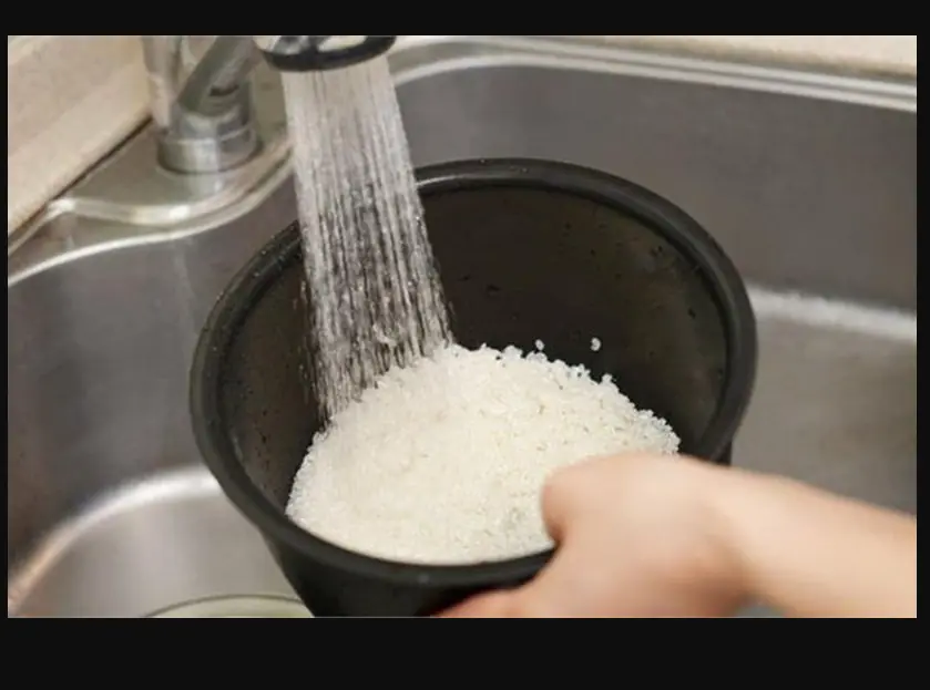 Vì sao không nên Vo Gạo bằng Ruột Nồi Cơm Điện? Thói quen tiềm ẩn 5 tai họa không ngờ