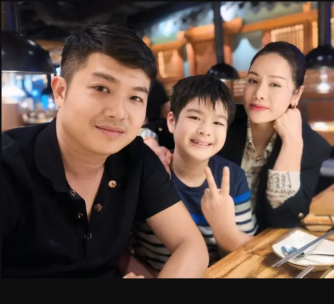 Nhật Kim Anh cùng chồng cũ quây quần hạnh phúc bên con trai, quý tử nay rõ nét tuấn tú giống hệt bố