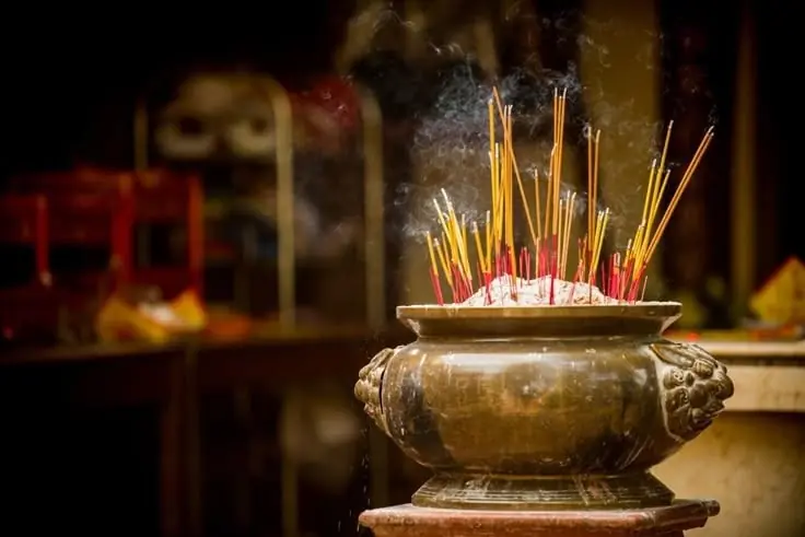 Tổ tiên dạy: Thắp hương Mùng 1 tránh 3 Đại Kỵ, cả tháng bình an, phúc lộc ùa vào