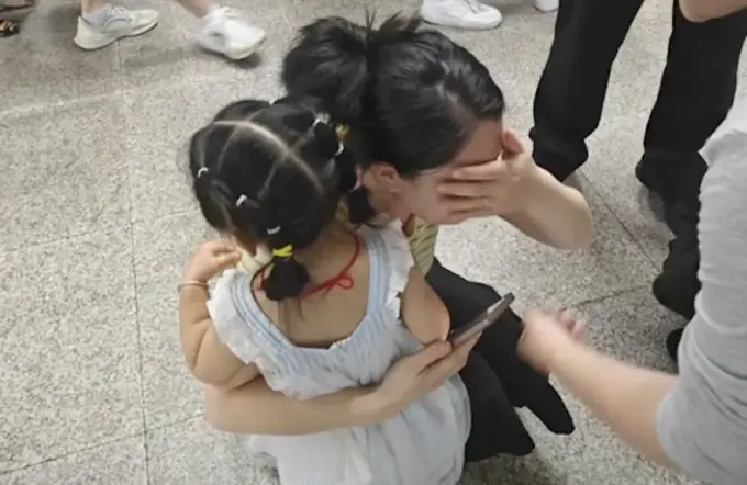Thấy b:é g:á:i trên mạng giống hệt con mình, người mẹ đòi xét nghiệm ADN và cái kết đau lòng