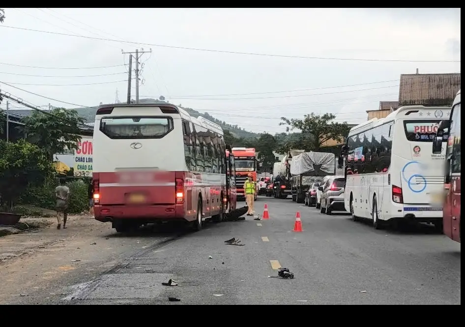 Xe khách vượt ẩu, tông trực diện vào xe máy khiến nam sinh tử vong