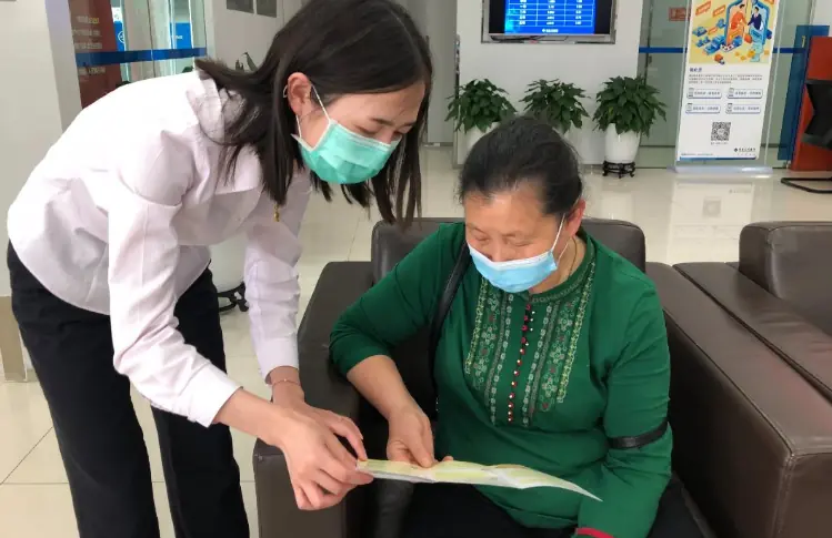 Đóng gần 830 triệu tiền bảo hiểm suốt 10 năm, đến hạn rút tiền thì công ty thông báo: “Hợp đồng ghi rõ phải đợi đến năm 2084”