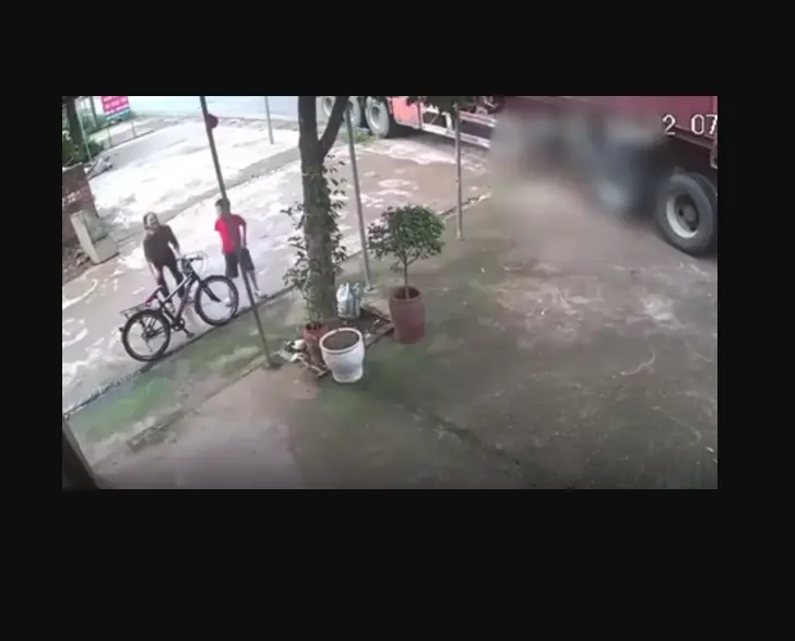 Thương tâm: Chạy theo người thân qua đường, cháu bé bị xe container tông tử vong
