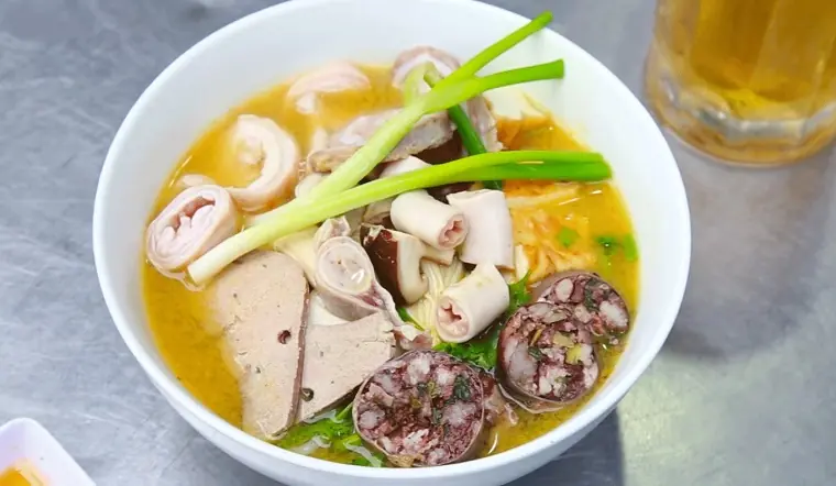 2 người TV sau khi ăn phở lòng