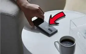 Khi đặt điện thoại xuống bàn, hãy luôn nhớ úp màn hình, đừng lật ngửa, hiểu được tại sao sẽ khiến bạn bất ngờ thán phục