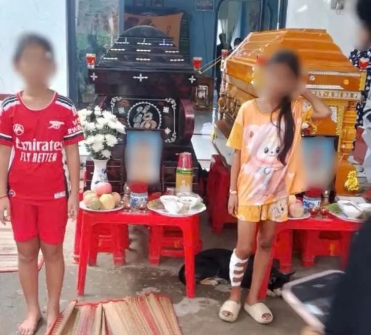 Đôi vợ chồng t:ử v:ong khi đưa con đi khám bệnh: X:ót x:a cảnh đ:ám t:ang không kèn trống, phải tổ chức nhờ bên nhà người thân, 2 con thất thần bên linh cữu