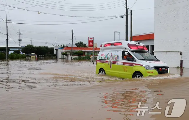 Toàn cảnh mưa lũ lịch sử 200 năm có một nhấn chìm Hàn Quốc: Nhiều nơi bị cô lập, hơn 500 trường học phải đóng cửa, đã xuất hiện thương vong