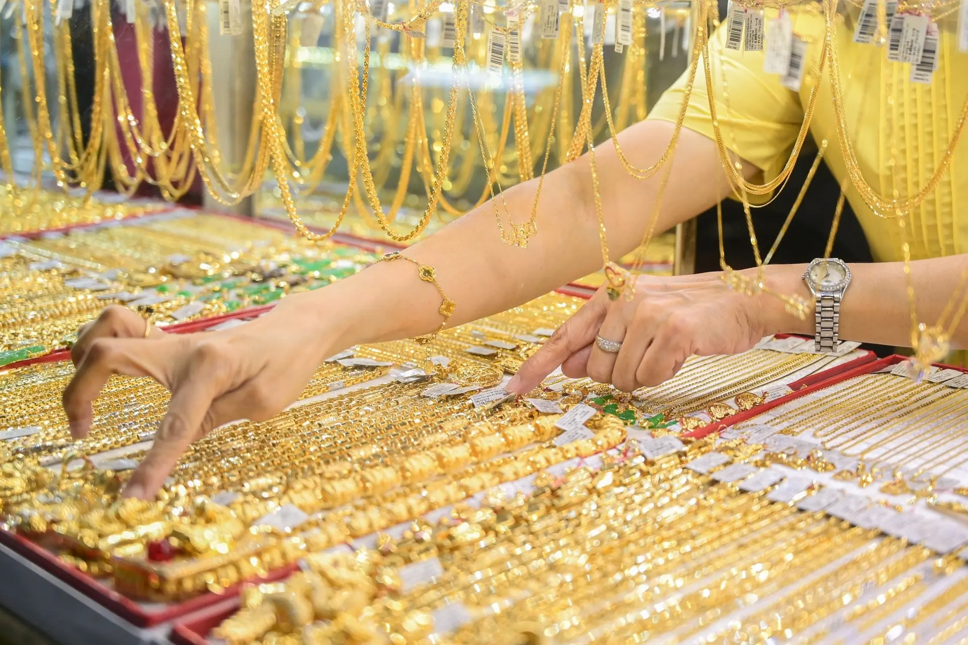 Giá vàng hôm nay, 19-7: Tiếp tục tăng mạnh bất chấp đồng USD mạnh lên