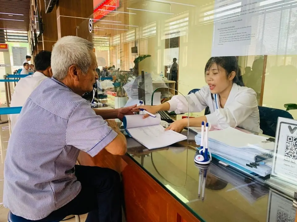 Từ ngày 01/7/2025, chốt cán bộ công chức viên chức nghỉ hưu trước tuổi hưởng 400% tháng tiền lương hiện hưởng theo số năm công tác đóng bảo hiểm xã hội, cụ thể như thế nào?