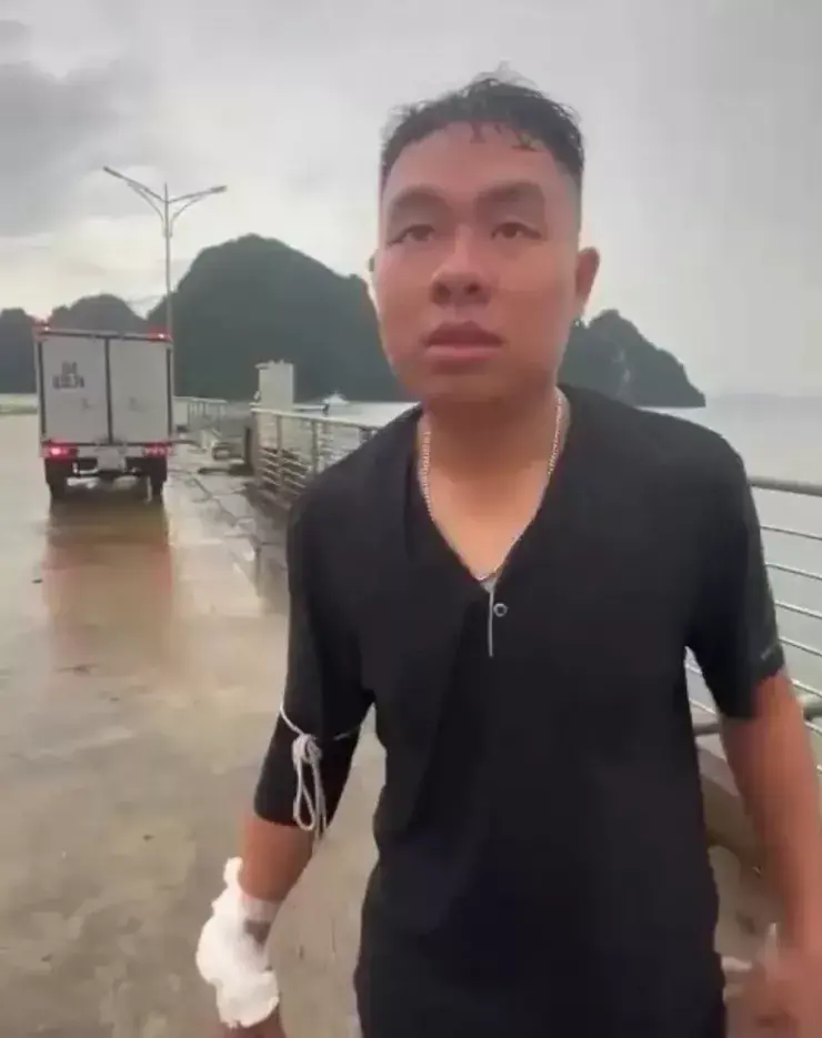 Khoảnh khắc sinh tử trên con tàu bị lật: Bốn người ôm chiếc ghế gỗ nhưng một người kiệt sức đã buông tay