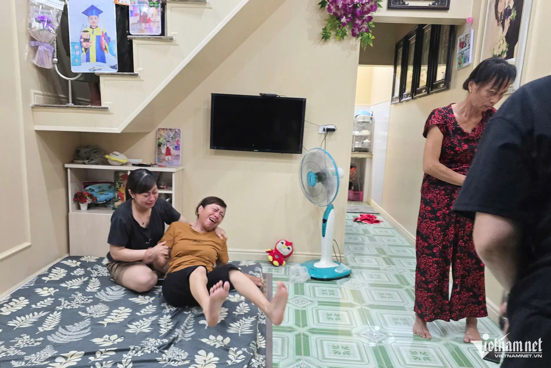 Người thân khóc nấc đưa thi thể nạn nhân vụ lật tàu Vịnh Xanh 58 về quê