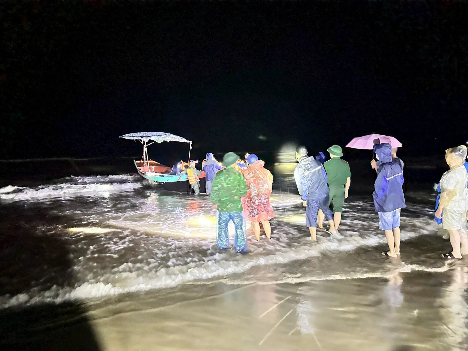 Tàu du lịch chở 34 người bị chìm khi đang câu mực ở Hà Tĩnh