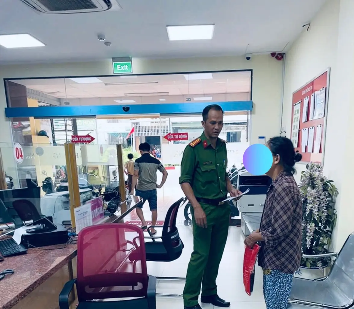 Cụ bà 76 tuổi mang 1 mẩu giấy và 100 triệu đồng tiền tiết kiệm đến ngân hàng để chuyển khoản: Nhân viên Agribank lập tức liên hệ công an đến làm việc