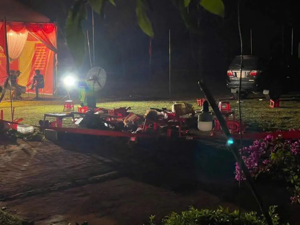 Hiện trường vụ ô tô lùi trúng nhóm trẻ ở nhà văn hóa: Tài xế là nam giới, hình ảnh hiện trường đau xót