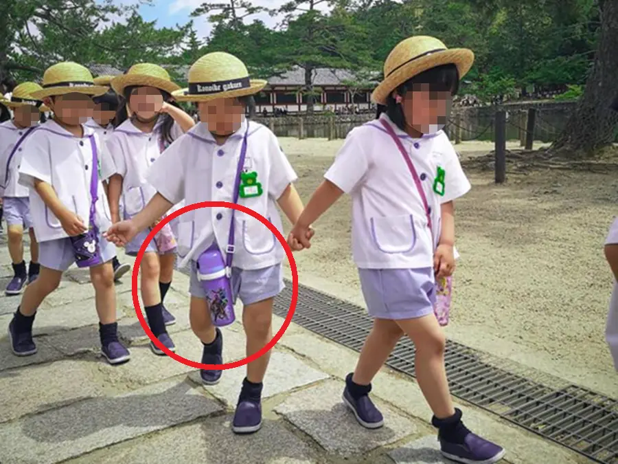 Đeo bình nước bên người, bé trai phải c:ắt b:ỏ tụy và lá lách
