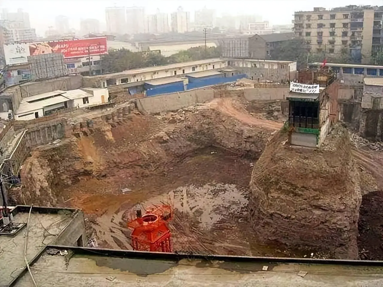 Chủ ngôi nhà 219m2 từ chối hơn 12,3 tỷ đồng tiền đ:ền b:ù, không chịu di dời: Bị chủ đầu tư đào móng sâu 10m bao quanh, phải “trèo lên trèo xuống” để ra ngoài