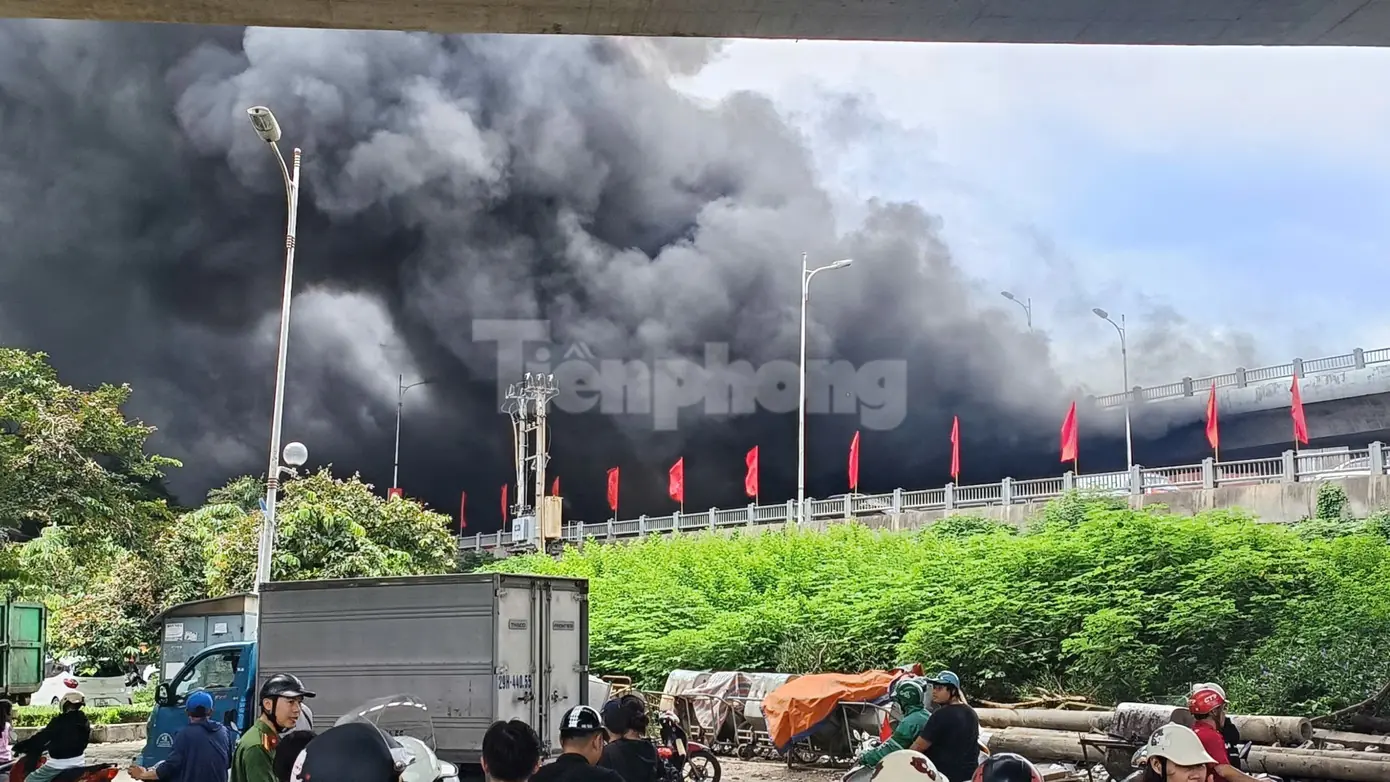 Ch:áy ngùn ngụt, khói cuồn cuộn bốc cao dưới gầm cầu Vĩnh Tuy sau tiếng n:ổ lớn