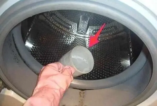 Máy giặt có một công tắc ẩn nhỏ: Chỉ cần ấn nút nước bẩn sẽ tự động chảy ra