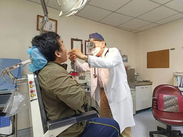 Phát hiện 2 bệnh UT cùng lúc nhờ khám đ:au h:ọng, người đàn ông bị bác sĩ mắng vì 2 thói quen “t:ử th:ần”
