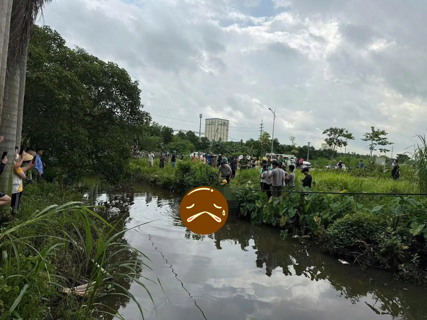 Hưng Yên: Đau lòng khi phát hiện thi thể cháu nhỏ dưới ao, qua kiểm tra lại thấy 1 bé khác tử vong trong phòng trọ