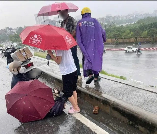 Cô gái ở Hà Nội nghi bị sét đánh tử vong trong cơn mưa giông: Mũ bảo hiểm cháy xém, vỡ đôi