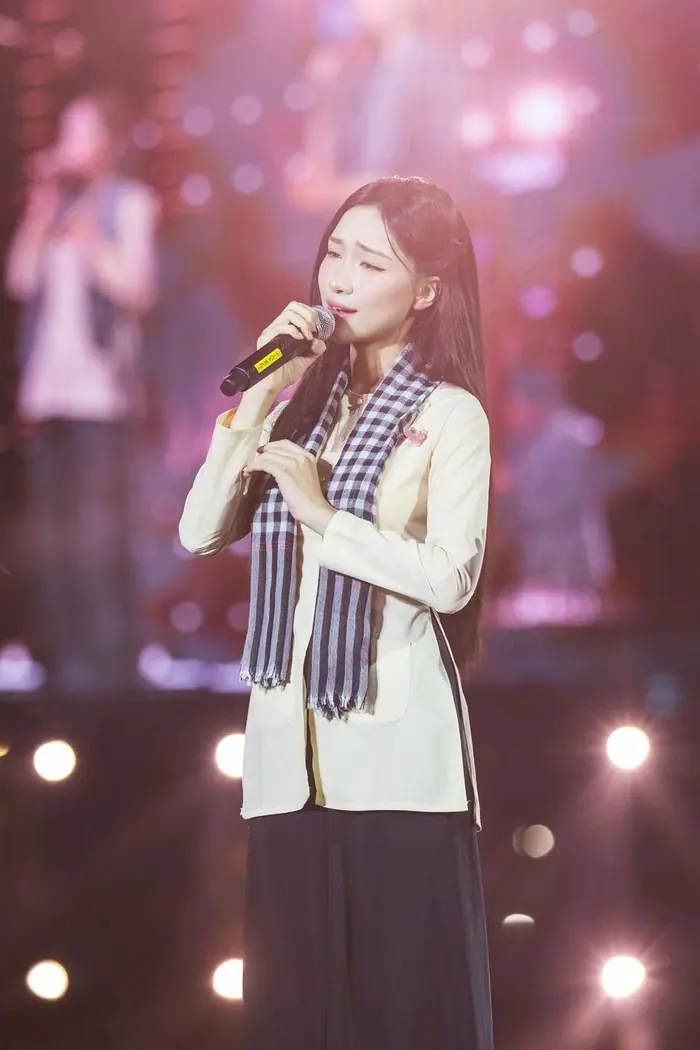 Chuyện gì khiến Hòa Minzy bức xúc nhắc thẳng tên đàn chị Mỹ Tâm?