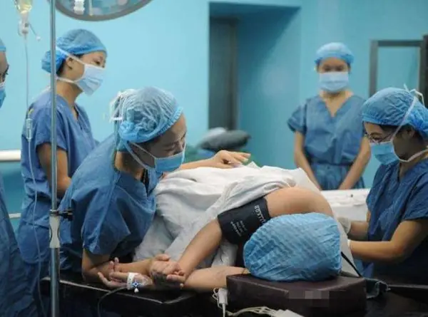 Mẹ 33 tuổi đột nhiên ho khi sinh con rồi nhắm mắt mãi mãi sau 5 phút