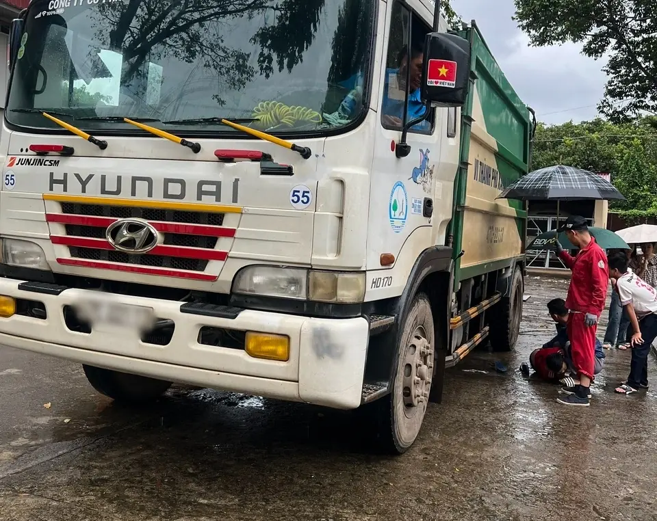Xe thu gom rác tông c:h:e:t học sinh lớp 6 trong trường học