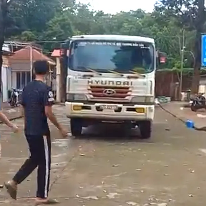 Xe thu gom rác t:ông ch:ết học sinh lớp 6 trong trường học