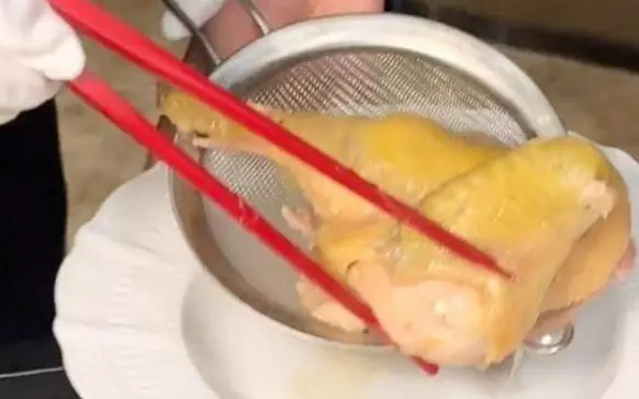 Khách ăn nửa con gà hết 7 triệu đồng: Phía nhà hàng giải thích