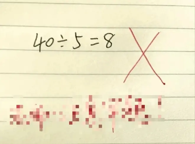 Con làm phép tính 40 : 5 = 8 bị gạch sai, người mẹ bức xúc lên trường "kiện" thì bị cô giáo phán xanh rờn: Chị xem lại kiến thức đi!