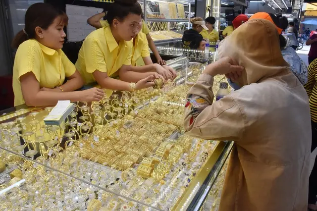 Giá vàng đang lao dốc, có nên rút tiết kiệm 200 triệu để mua?