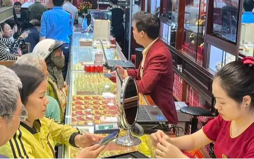 Người mua vàng miếng lỗ nặng sau một tuần