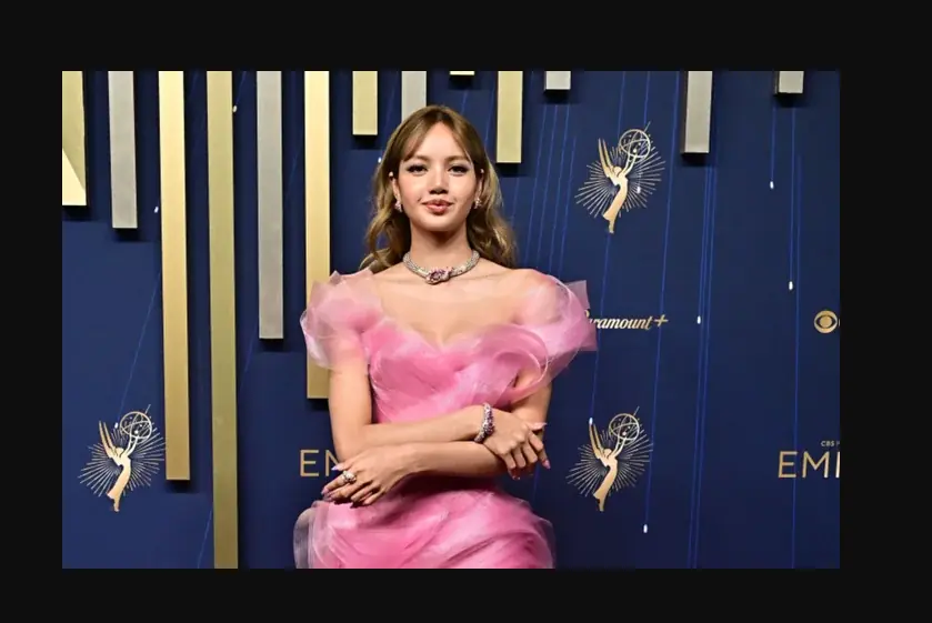Lisa (Blackpink) gây sốt khi diện váy hồng cánh sen khoe trọn đôi chân dài