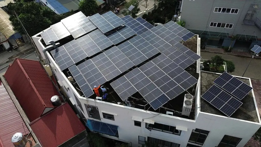 Vì sao lắp điện mặt trời mái nhà tự dùng phải thông báo cho EVN?
