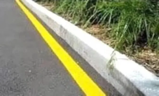 Cách nhận biết vạch kẻ đường cấm đỗ xe, dừng xe và mức phạt vi phạm
