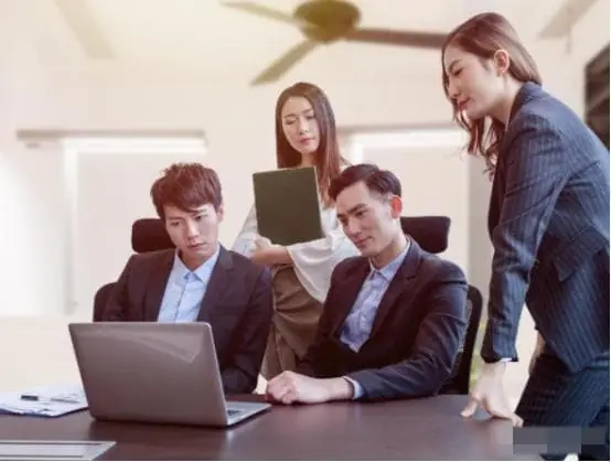 Chủ tịch một ngân hàng đã thẳng thắn nói: Trong 10 năm nữa, nhà cửa và tiiền mặt sẽ không mang lại nhiều sự an toàn bằng hai thứ này