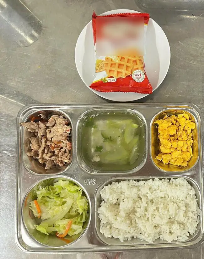 Cô giáo gửi ảnh cơm trưa ở trường của con, mẹ Việt nhìn mà đau lòng, chỉ muốn đón con về nhà ăn
