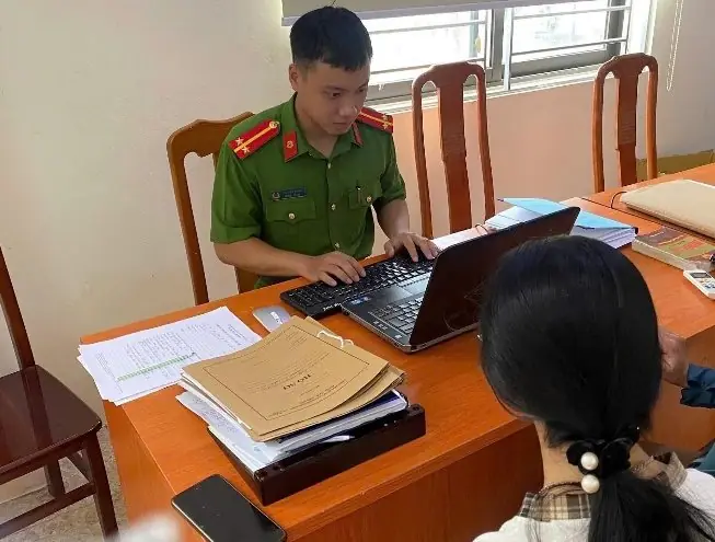 Nữ sinh 2007 gọi điện mẹ chuyển khoản 150 triệu đồng, 1 tiếng sau bị CA đưa đi