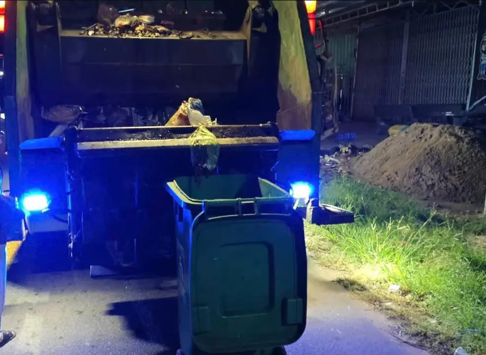 Công nhân môi trường hoảng hồn phát hiện thi thể trẻ sơ sinh trong thùng rác