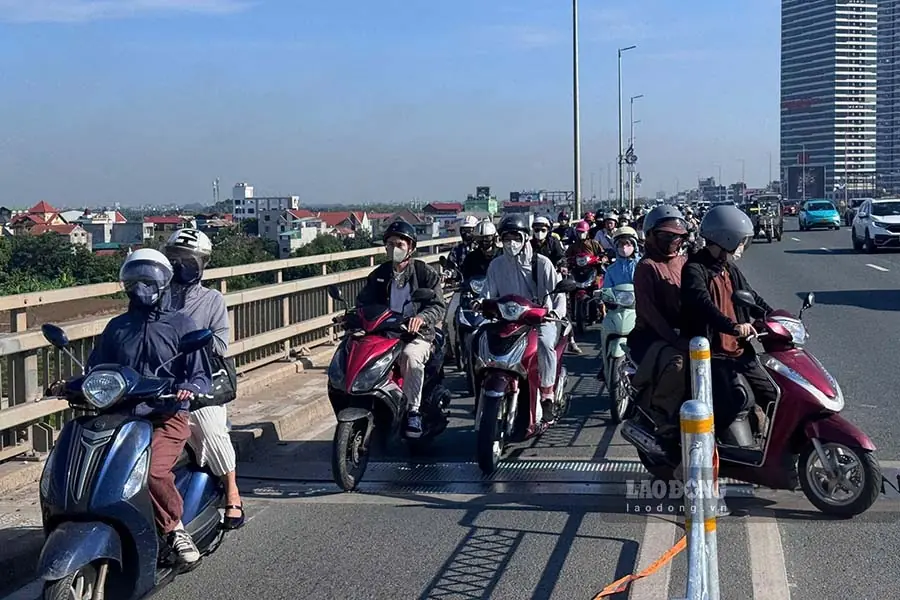 Ùn tắc trên cầu Nhật Tân sau khi lắp rào sắt phân làn xe