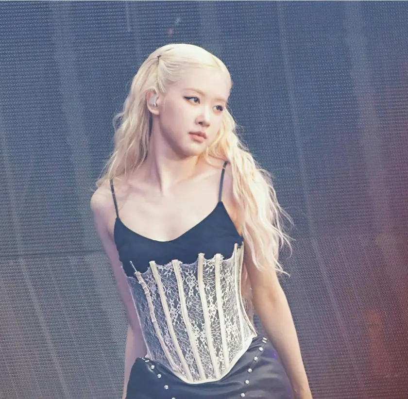 Rosé (BLACKPINK) bị quấy rối kinh hoàng ngay giữa concert, hàng vạn fan lên tiếng phẫn nộ