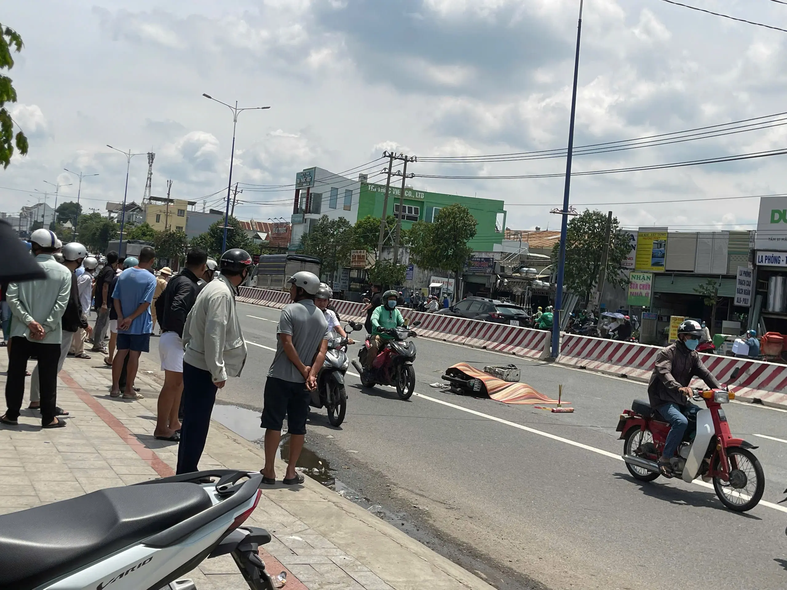 TP.HCM: Xe bồn va chạm xe máy, nam sinh lớp 11 tử vong thương tâm