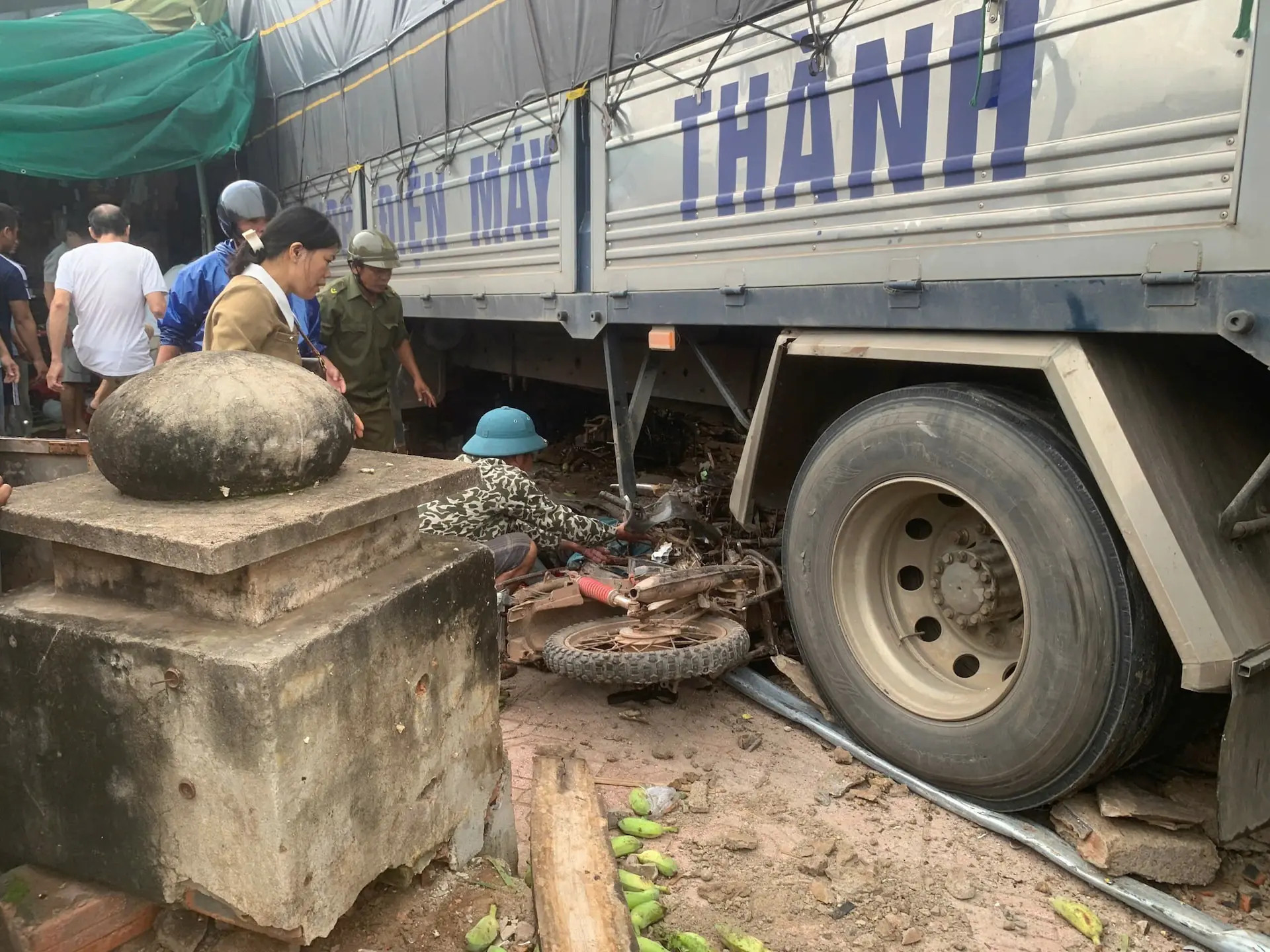 Vụ xe tải lao như "tên bắn" vào chợ gây tai nạn thảm khốc: Danh tính và lời khai bất ngờ của tài xế