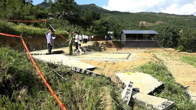 Ngửi thấy mùi lạ trong nước, người dân lên kiểm tra thì phát hiện thi thể đang phân hủy trong bể chung cư