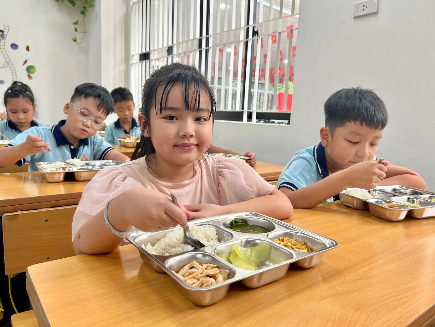 Dạy học 2 buổi/ngày: Phụ huynh ‘khổ vì đón con’, trường loay hoay tìm giải pháp