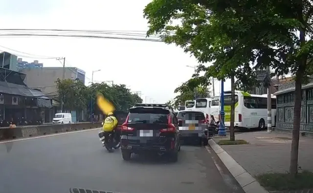 Mở cửa ô tô gây tai nạn bị phạt nặng cỡ nào?