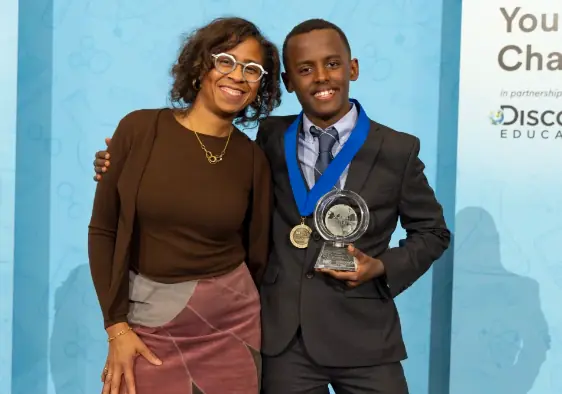 Thiếu niên Ethiopia Heman Bekele giành giải thưởng Kid of the Year 2024 của TIME nhờ phát minh ra loại xà phòng hỗ trợ điều trị UT da