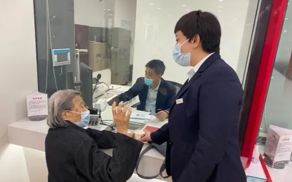 Làm lại thẻ ATM cũ, người phụ nữ đột nhiên thấy số tiền 1,7 tỷ đồng xuất hiện trong tài khoản: Hé lộ nguồn gốc của số tiền sau khi điều tra