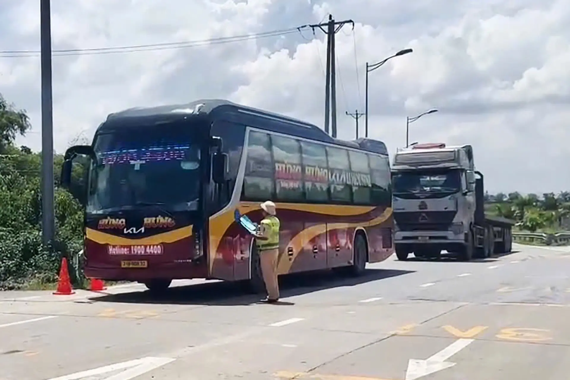 Cục CSGT: Điều tiết ô tô khách trên 29 chỗ không đi vào làn 1 ở cao tốc 2 làn xe